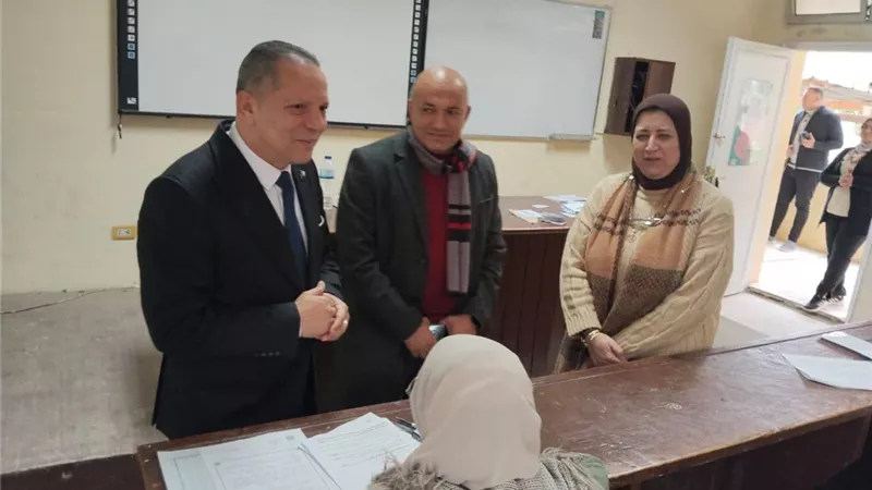 رئيس جامعة دمياط يتفقد الامتحانات في كلية التربية النوعية