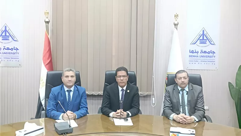 رئيس جامعة بنها يتابع التطبيقات التكنولوجية لتسويق الخدمات