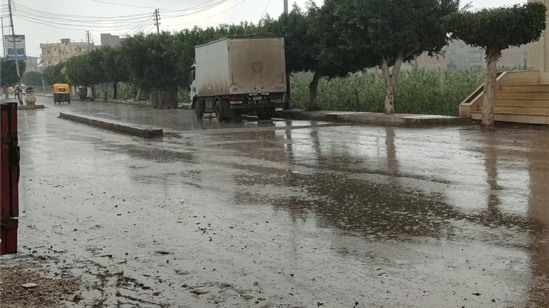 انخفاض فى درجات الحرارة وسقوط أمطار غزيرة على المدن الساحلية بالبحيرة| صور