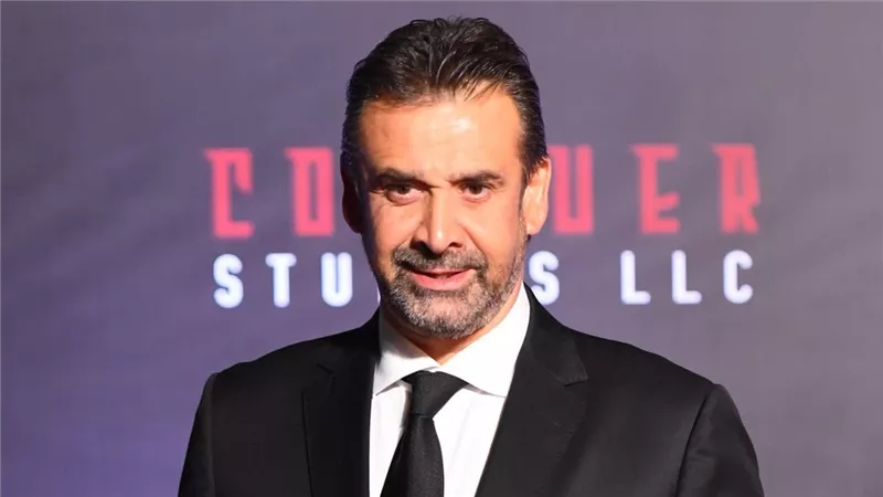 كريم عبد العزيز يهنئ جمهوره بالعام الجديد.. ومتابعون: «مكشر ليه؟»