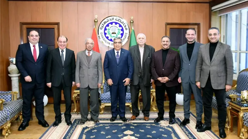 محافظ الدقهلية يتبادل التهاني بالعام الجديد مع نواب البرلمان والشيوخ 