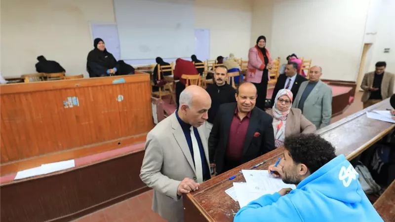 رئيس جامعة كفر الشيخ يواصل تفقد امتحانات الفصل الدراسي الأول