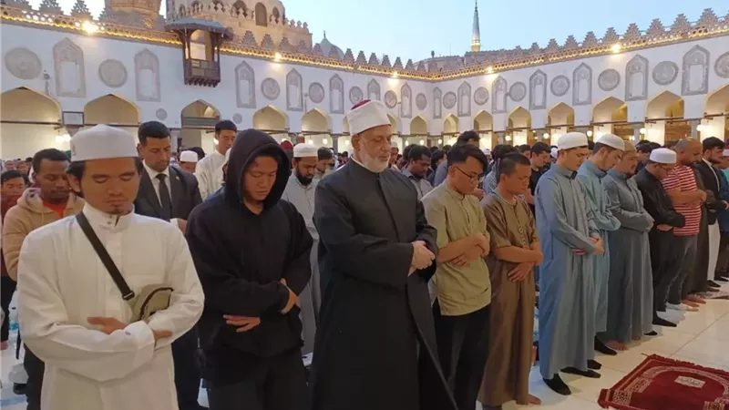 هل يجوز رفع البصر إلى الأعلى أثناء الصلاة؟.. أمين الفتوى يوضح