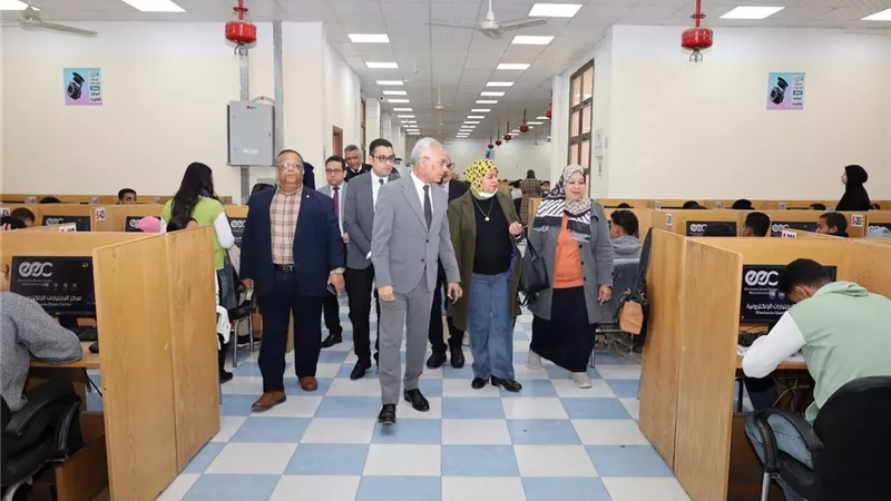رئيس جامعة المنيا يتفقد سير الاختبارات ببرنامج الصيدلة الإكلينيكية