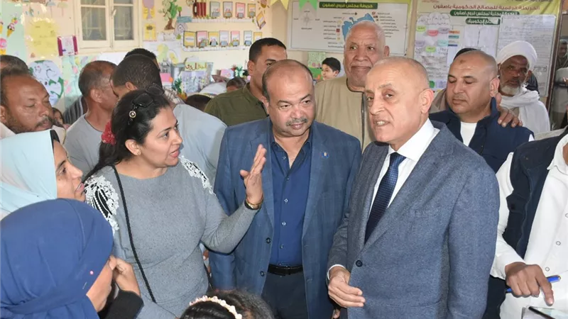 محافظ الأقصر يتفقد مشروع «ابنتي الغالية» بأصفون