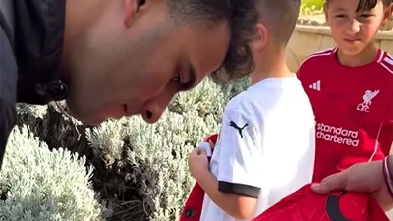 لقطة مميزة لـ زيزو قبل مران منتخب مصر مع أطفال من أوروبا |صور