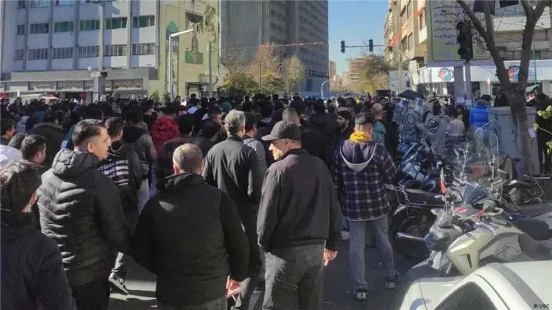احتجاجات إيران.. استهداف مقار الباسيج ومطالبات بمحاسبة خامنئي |تقرير
