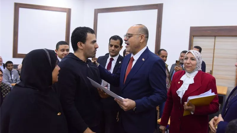 وزير العمل يسلم 20 عقد عمل لذوي الهمم بالجامعة المصرية الصينية|فيديو