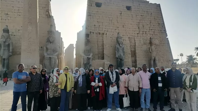 فتيات المحافظات الحدودية في جولة بمعبد الأقصر ضمن مشروع 