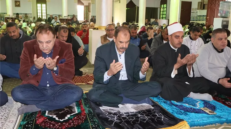 محافظ سوهاج يؤدي صلاة الجمعة بمسجد الشرطة.. ويلتقي عددا من المصلين