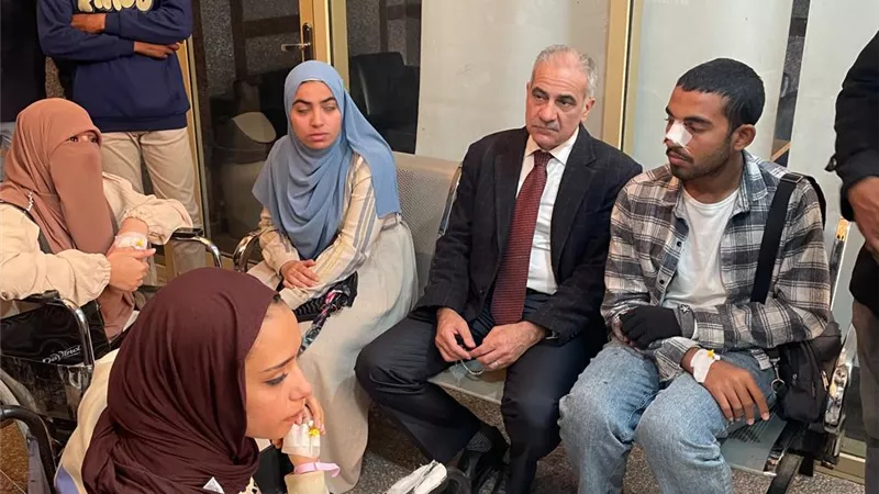 رئيس جامعة أسوان يطمئن على مصابي حادث الإسكان المميز ..تفاصيل