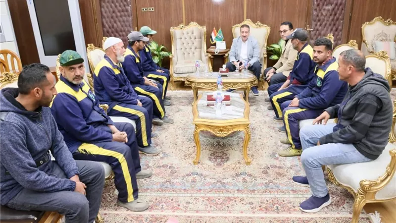 محافظ المنوفية يلتقي عمال منظومة النظافة ويصرف لهم مساعدات عينية