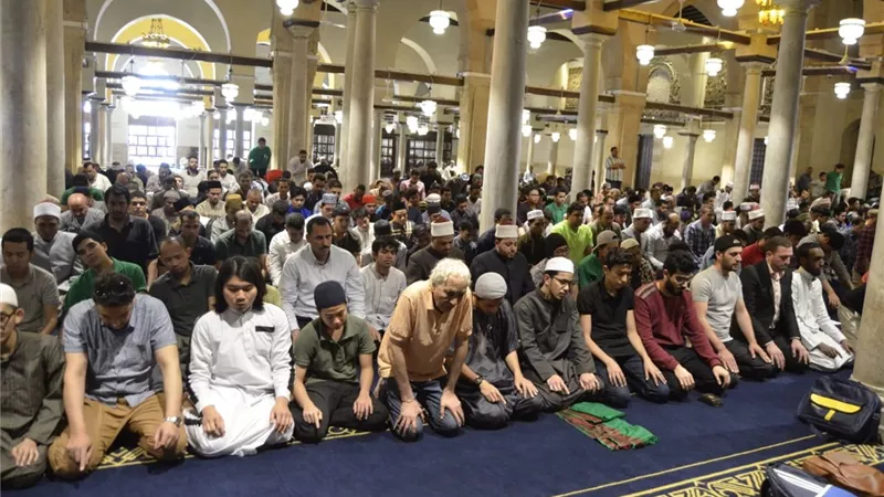 أدرك التشهد مع الإمام فهل تحتسب له صلاة الجمعة؟ دار الإفتاء تجيب