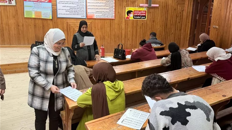 وكيلة كيلة آداب كفر الشيخ تتابع امتحانات الفرقة الثالثة
