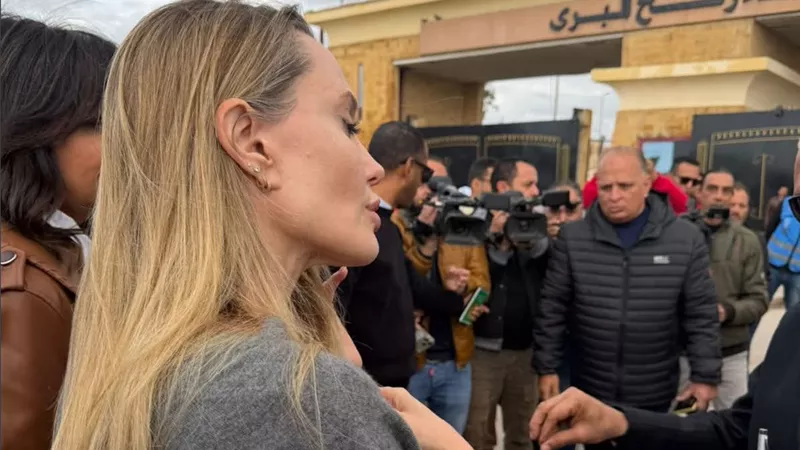 أنجلينا جولي تتفقد مخازن الهلال الأحمر المصري وتتابع إدخال المساعدات لغزة