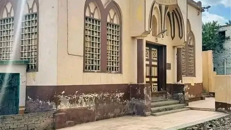  إغلاق مسجد بالمنزلة أثناء صلاة الجمعة يثير استياء الأهالي