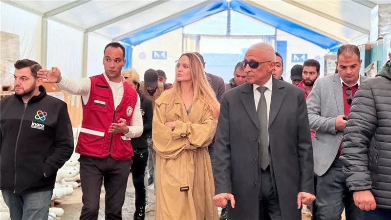أنجلينا جولي تزور مركز الهلال الأحمر بالعريش وتشارك في تجهيز مساعدات غزة