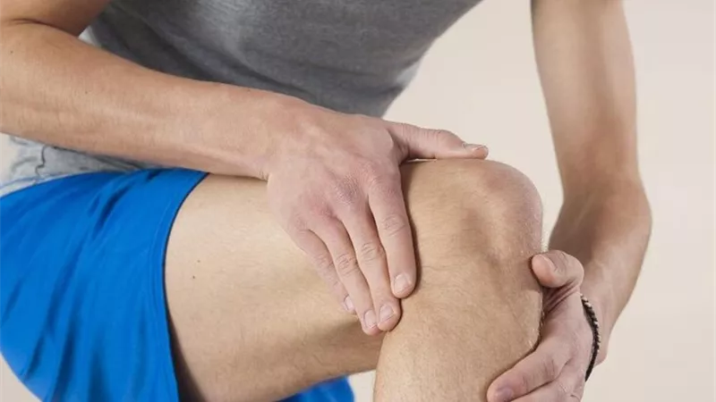 طقطقة الركبة.. صوت عابر أم إنذار لمشكلة صحية؟ |تفاصيل