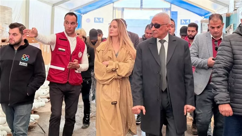 أنجلينا جولي تتفقد المرضي والجرحى الفلسطينيين بمستشفى العريش