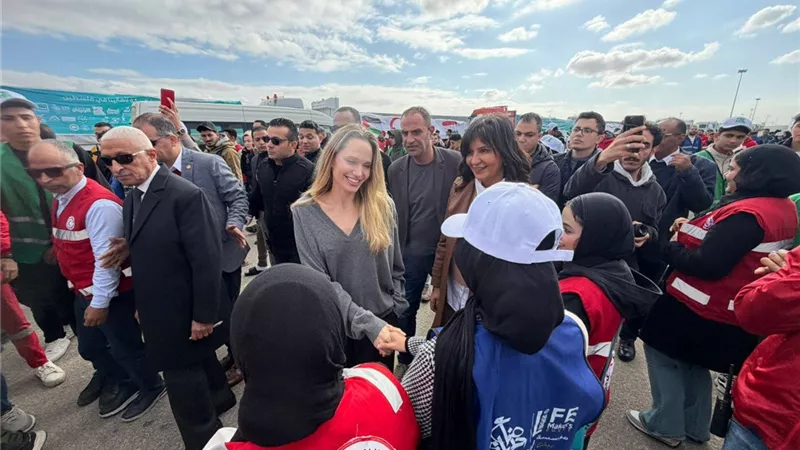 أنجلينا جولي تشيد بجهود وزارة الصحة في استقبال الجرحي والمرضى الفلسطينيين 