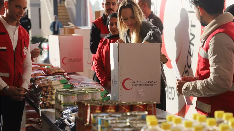 أنجلينا جولي تشيد بالهلال الأحمر المصري وجهود إدخال مساعدات غزة