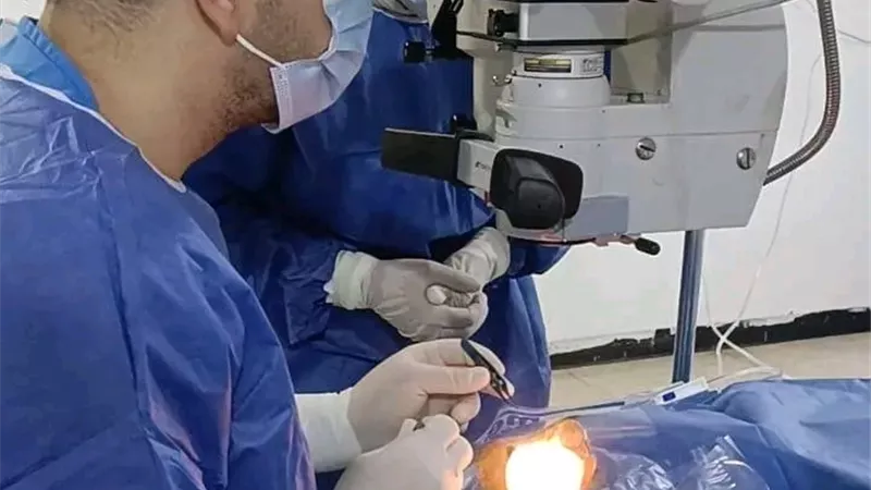 نجاح زراعة قرنية جديدة يعيد الأمل لمريض بمستشفى رمد المنصورة