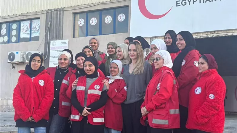 أنجلينا جولي في معبر رفح.. مهمة إنسانية ودعم مستمر للقضية الإنسانية