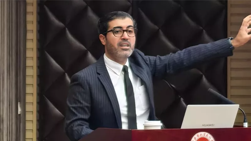 كيفية السيطرة على الذكاء الاصطناعي قبل فوات الأوان.. حمادة رزق يحذر|خاص