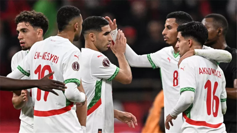 أجواء مرحة بمعسكر المغرب قبل مواجهة تنزانيا.. احتفال خاص بنجم الفريق|فيديو
