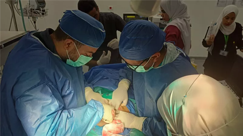 تدخل جراحي عاجل ينقذ حياة سيدة تعاني من حالة مشيمة متقدمة في قنا 