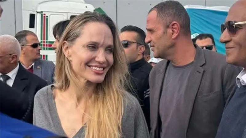 أمين عام «الأطباء» يشارك في جولة إنسانية لتفقد المساعدات ومستشفى العريش