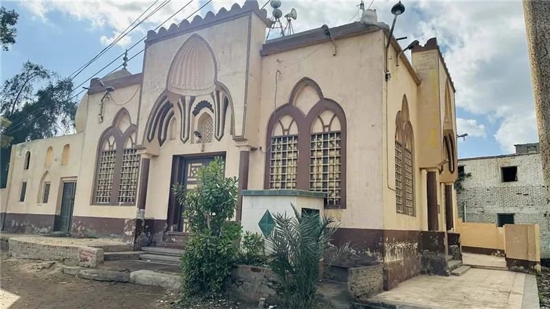 ذهبوا لأداء صلاة الجمعة فوجدوا المسجد مغلقا بدون إمام ولا عامل|صور