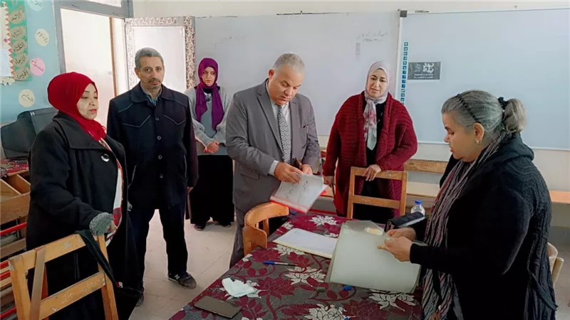 وكيل تعليم الفيوم يتابع امتحانات النقل ويحظر المحمول لضمان الانضباط الكامل