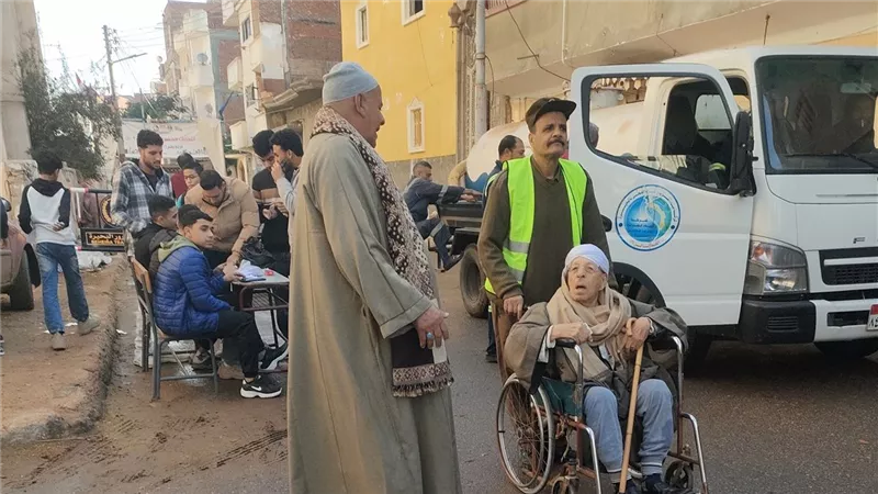 «على كرسي متحرك».. مسن بالبحيرة يحرص على التصويت في انتخابات النواب