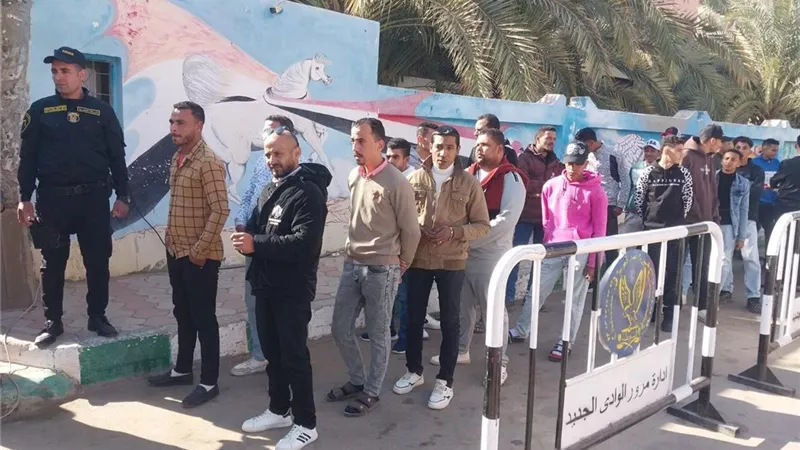 الشباب في المقدمة.. توافد الناخبين للتصويت في جولة الإعادة 