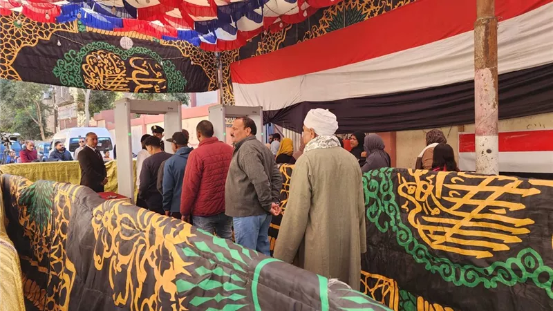 تأخر فتح باب لجنة 52 الانتخابية بمدينة إسنا جنوب الأقصر