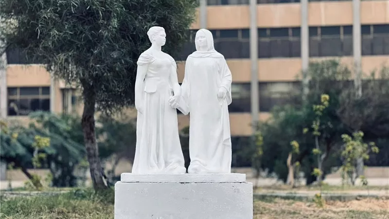 جامعة العاصمة تتحول إلى متحف تماثيل مفتوح يعكس الرقي والتطور الجامعي