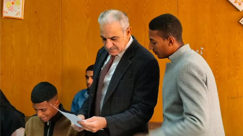 رئيس جامعة أسوان يتفقد امتحانات الفصل الدراسي الأول بكلية التربية 