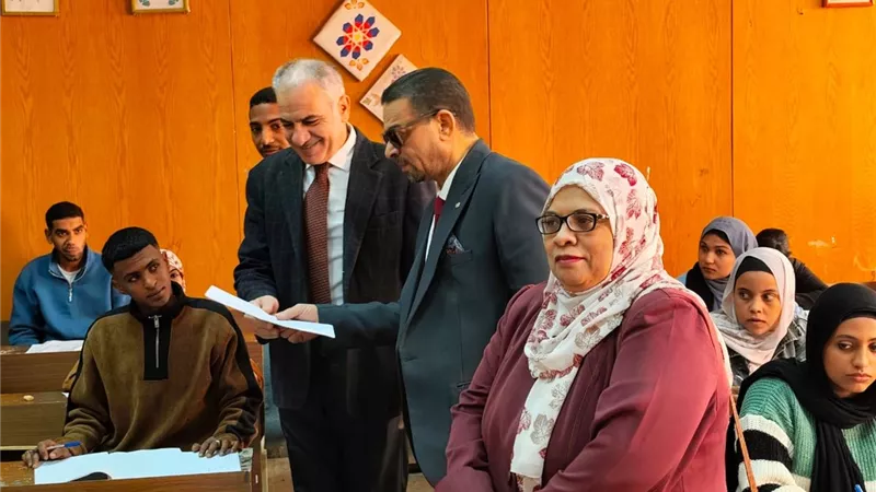 رئيس جامعة أسوان يتفقد امتحانات الفصل الدراسي الأول بكلية التربية| صور 