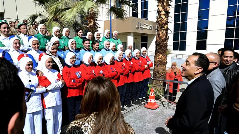 رئيس الوزراء: توفير مدرسة تمريض ملحقة بمستشفى الكرنك الدولي| صور