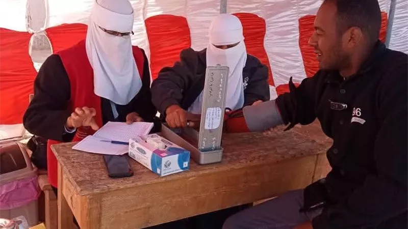 فرق التأمين الطبي توقع الكشف على الناخبين داخل اللجان بالوادي الجديد