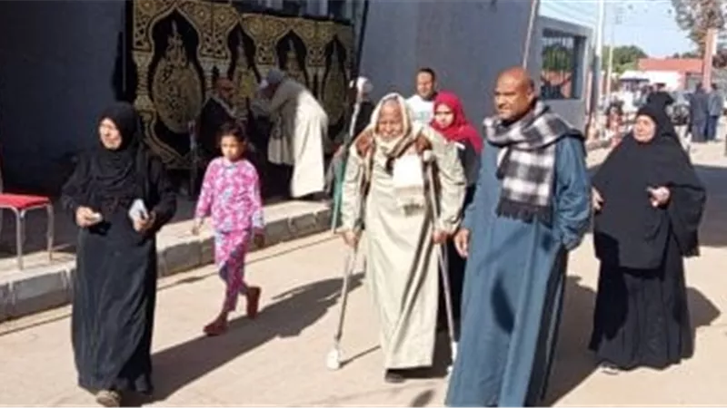 مسن على عكاز يدلى بصوته فى جولة إعادة انتخابات مجلس النواب بالمنيا