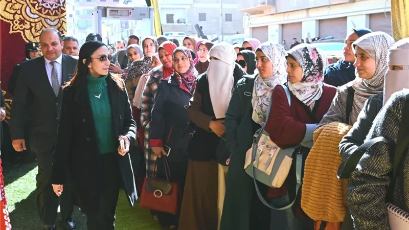 محافظ البحيرة تتفقد لجان مركز كوم حمادة وتتابع انتظام سير الانتخابات