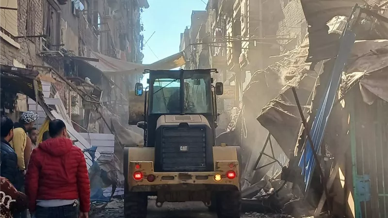 حي غرب شبرا الخيمة يشن حملة لإزالة الإشغالات وتحسين الانضباط المروري