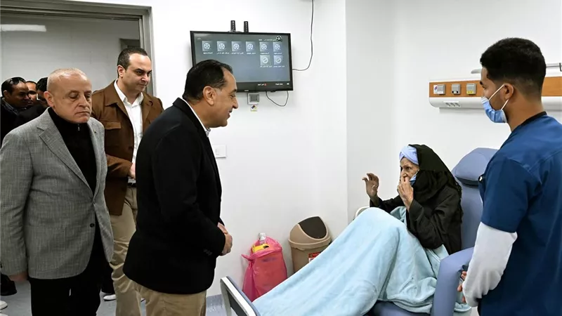 خلال تفقده مستشفى الكرنك الدولي.. مدبولي يطمئن على الحالة الصحية للمرضى