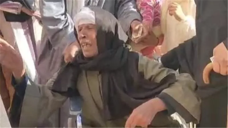 «جاي على كرسي متحرك».. مسن يتحدى المرض ويشارك في انتخابات النواب بالفيوم