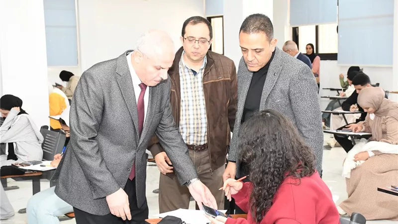 رئيس جامعة قناة السويس يتفقد انتظام أعمال الامتحانات ببرامج «تجارة»