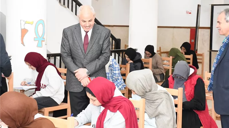 رئيس جامعة القناة يتفقد امتحانات كلية التمريض