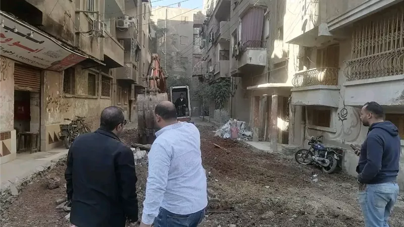 متابعة تنفيذ مشروعات تطوير الطرق بميت غمر