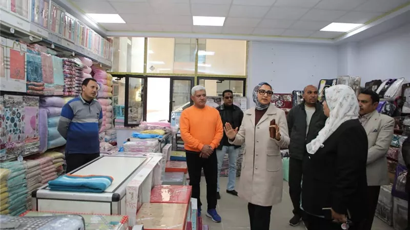 نائب محافظ الوادي الجديد تتفقد معرض منتجات شركة غزل المحلة